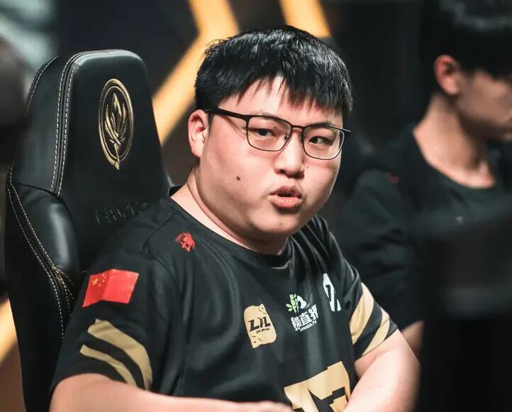 Uzi回归赛场,精彩发挥首场状态亮眼,雄鹿观众沸腾!(uzi重返赛场完整版) Uzi回归赛场,精彩发挥首场状态亮眼,雄鹿观众沸腾!(uzi重返赛场完整版)